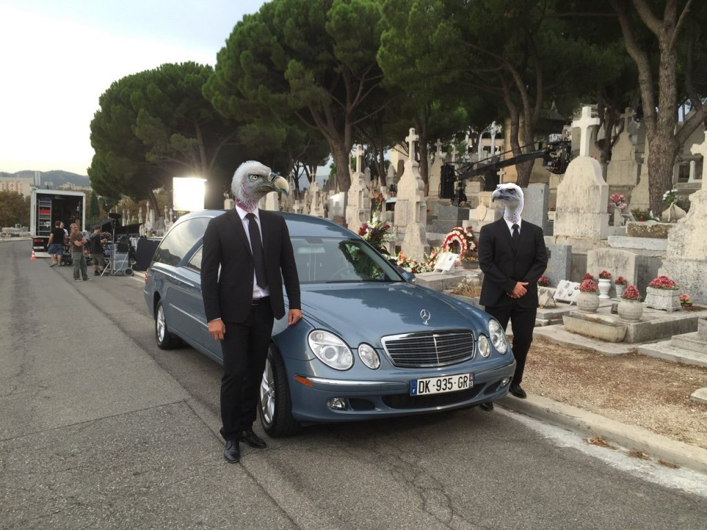 Deux agents des pompes funèbres dans un cimetière