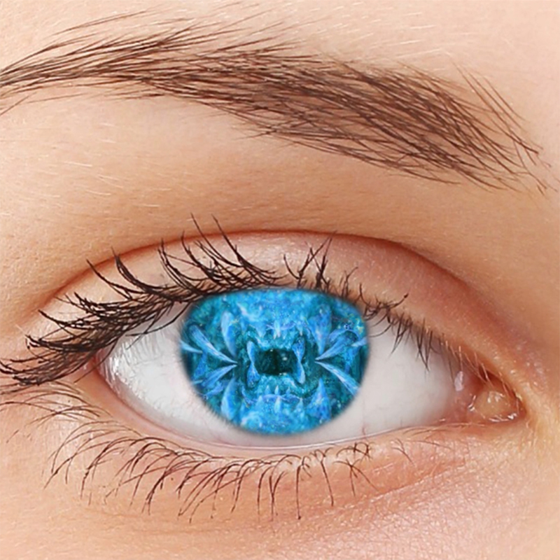 Un oeil à la pupille composée de cristaux bleus